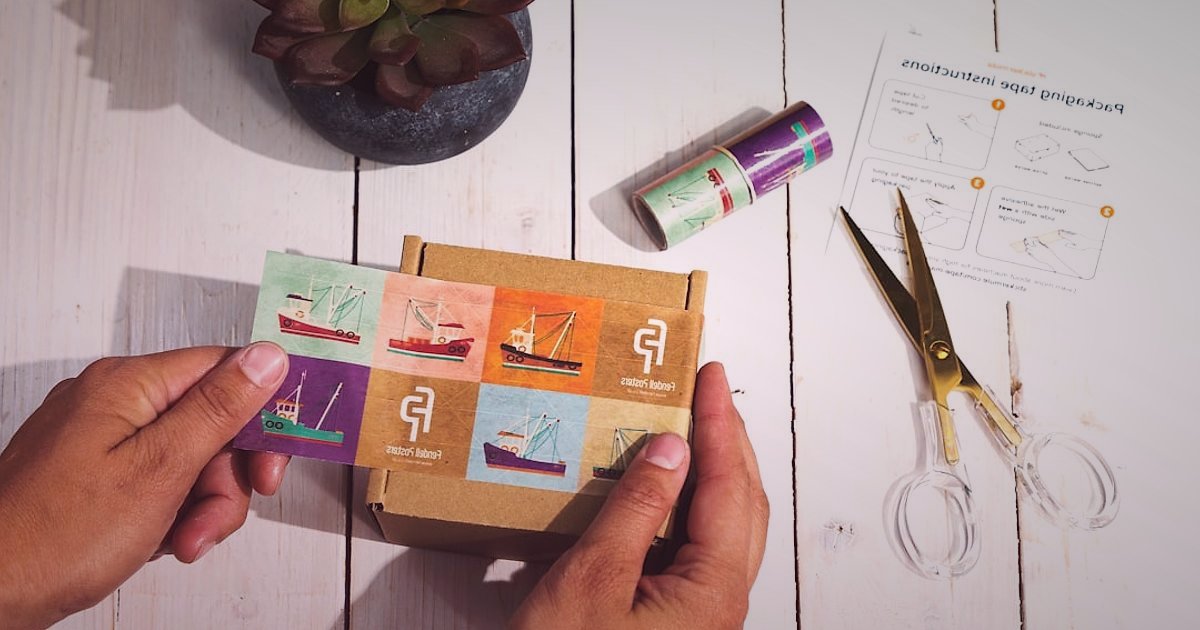 Toptan Temel Gıda Fiyatları 2026: Karlı Bir E-Ticaret Girişimi İçin Rehber - Person packing a variety of organic food products into a shipping box