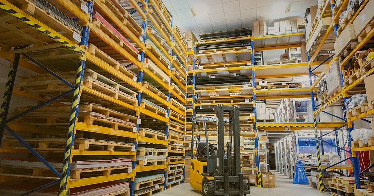 Toptan Temel Gıda Fiyatları 2026: Karlı Bir E-Ticaret Girişimi İçin Rehber - Warehouse worker organizing pallets of canned goods with a forklift
