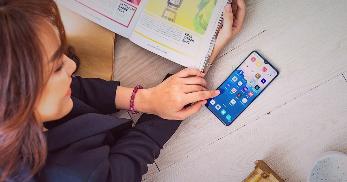Toptan Temel Gıda Fiyatları 2026: Karlı Bir E-Ticaret Girişimi İçin Rehber - Person using a smartphone to browse an online grocery store's product catalog