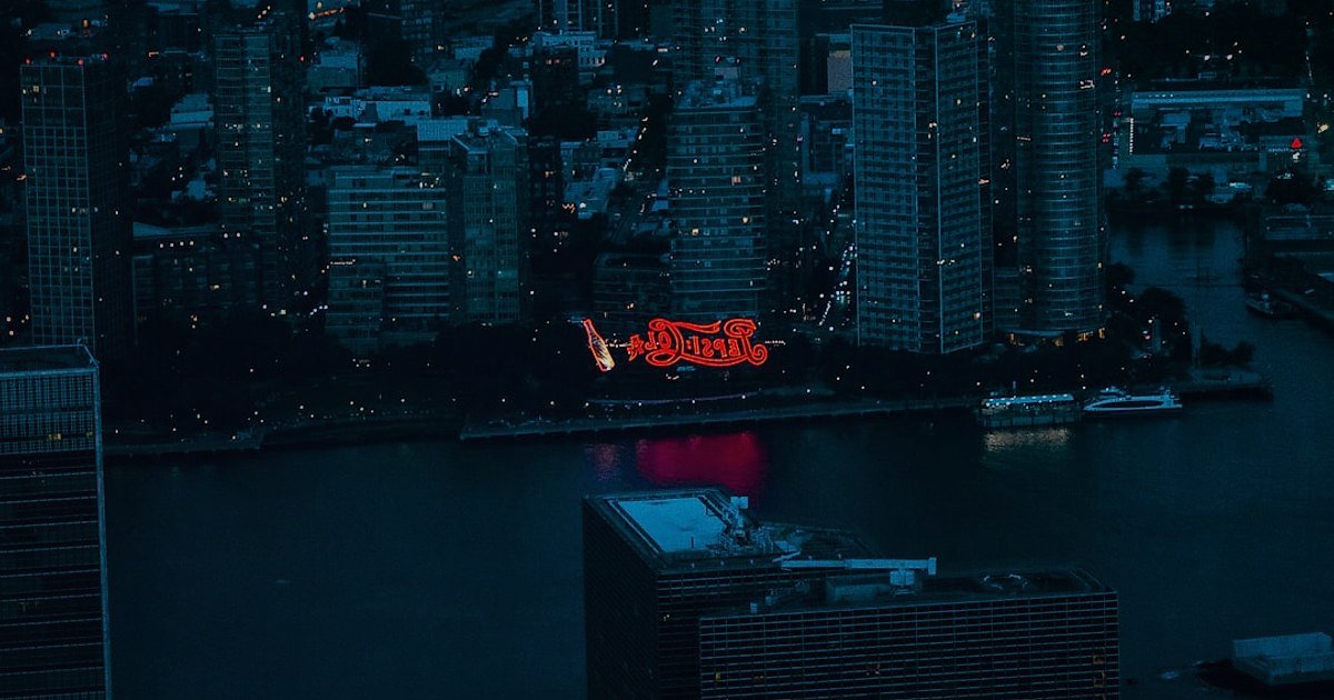 Toptan Temel Gıda Fiyatları 2026: Karlı Bir E-Ticaret Girişimi İçin Rehber - Futuristic grocery delivery drone flying over a cityscape at dusk
