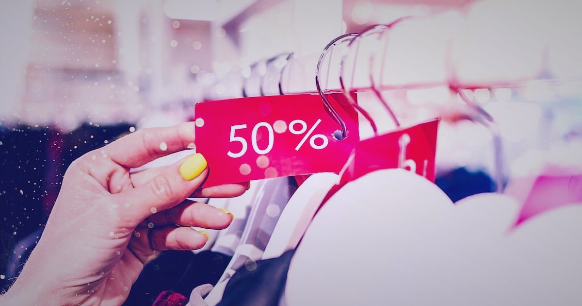 Trendyol Mağaza Açma 2026: Adım Adım Başarı Rehberi - person comparing prices on price tag display