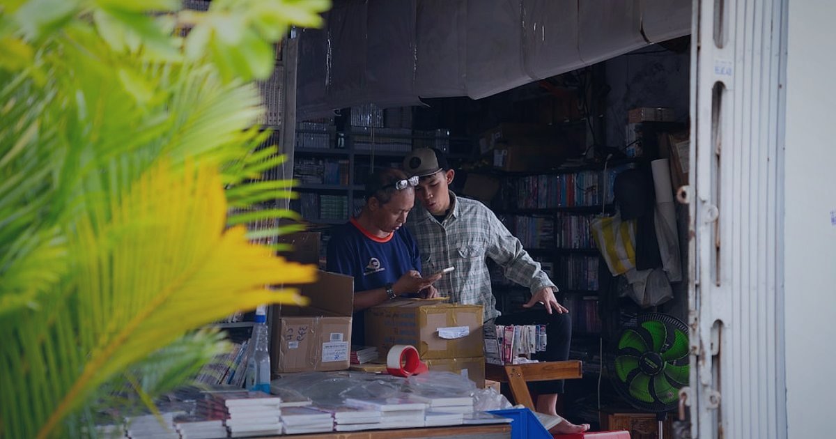 Trendyol Mağaza Açma 2026: Adım Adım Başarı Rehberi - person carefully packaging order small business