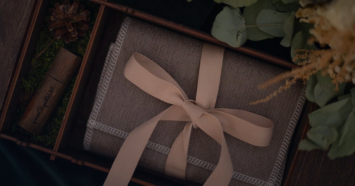 Triko & Kazak Pazarında 2026'da Fark Yaratma: Rakip Analizi ve Stratejik Üstünlük - Beautifully arranged eco-friendly gift box with knitted scarf and handwritten note
