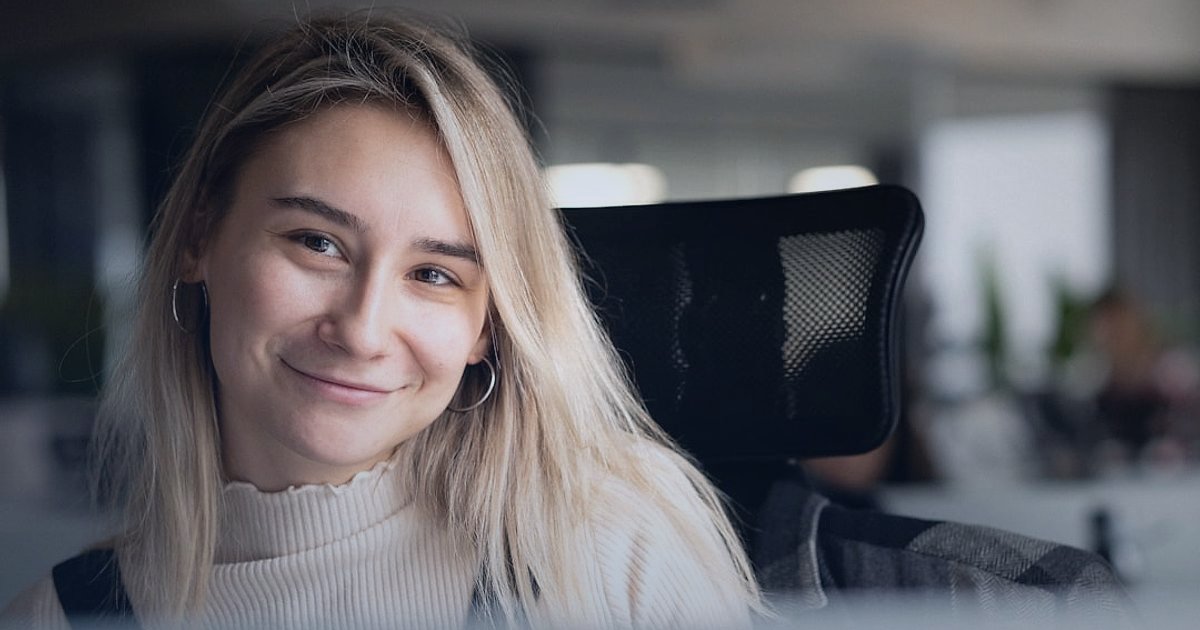 Triko & Kazak Pazarında 2026'da Fark Yaratma: Rakip Analizi ve Stratejik Üstünlük - Friendly customer service representative smiling while on a headset in a bright office