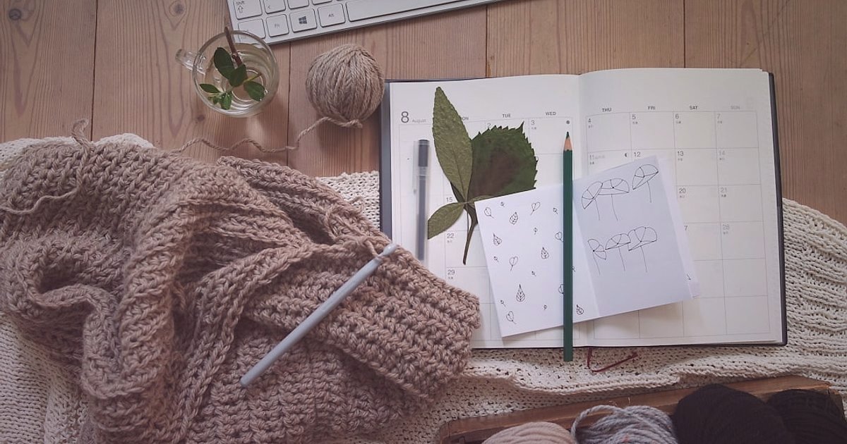 Triko & Kazak Pazarında 2026'da Fark Yaratma: Rakip Analizi ve Stratejik Üstünlük - Influencer showcasing stylish knitted sweaters on Instagram feed
