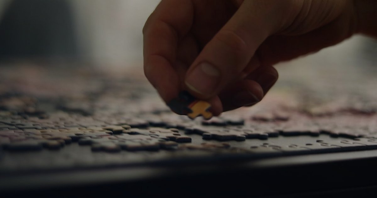 Tükenme Riskini Sıfırlayın: Bulmaca & Puzzle Dropshipping'de Sürekli Tedarik Zinciri 2026 - hands holding puzzle pieces over laptop keyboard