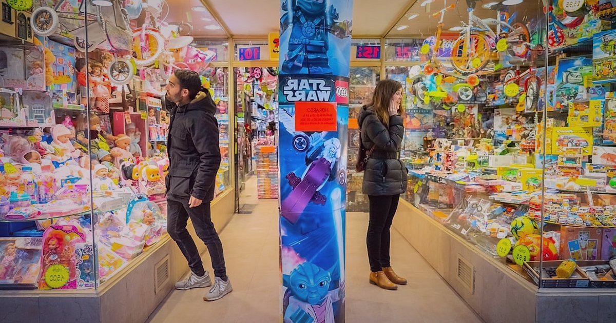 Tükenme Riskini Sıfırlayın: Bulmaca & Puzzle Dropshipping'de Sürekli Tedarik Zinciri 2026 - empty shelves in a toy store with 'sold out' sign