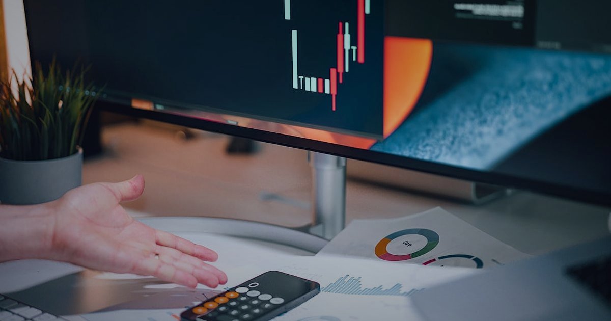Tükenme Riskini Sıfırlayın: Bulmaca & Puzzle Dropshipping'de Sürekli Tedarik Zinciri 2026 - person analyzing sales charts on multiple computer screens