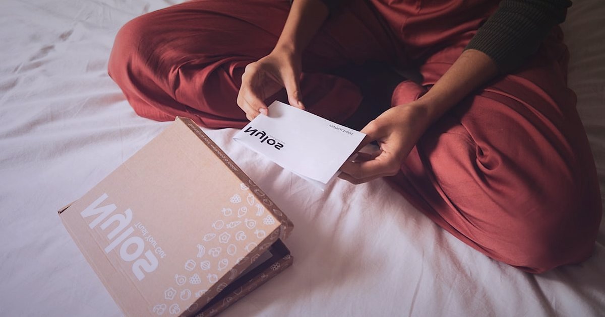 Tükenme Riskini Sıfırlayın: Bulmaca & Puzzle Dropshipping'de Sürekli Tedarik Zinciri 2026 - happy customer unboxing a large puzzle box at home