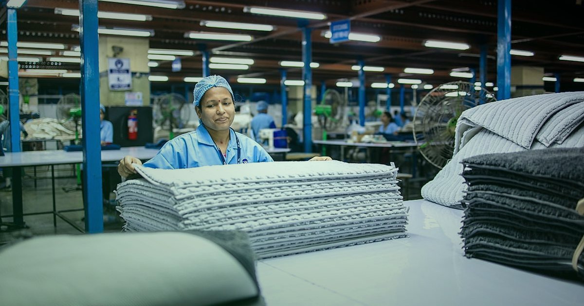 Türkiye Dropshipping Tedarikçileri 2026: Stoksuz Satışta Güvenilir Partnerler - woman examining fabric samples textile warehouse