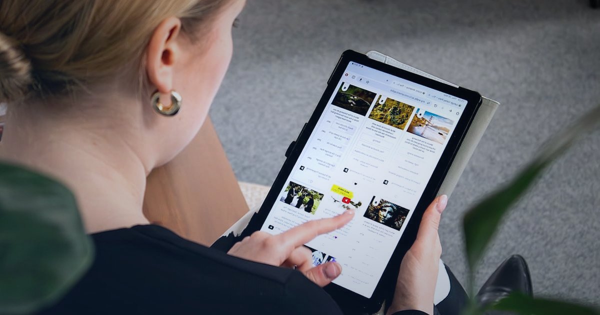 Türkiye Dropshipping Tedarikçileri 2026: Stoksuz Satışta Güvenilir Partnerler - man browsing digital supplier catalog on tablet