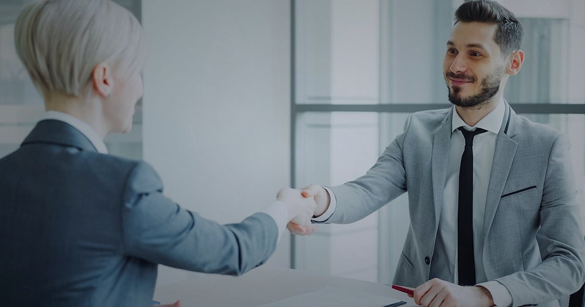 Türkiye Dropshipping Tedarikçileri 2026: Stoksuz Satışta Güvenilir Partnerler - business people shaking hands over contract document