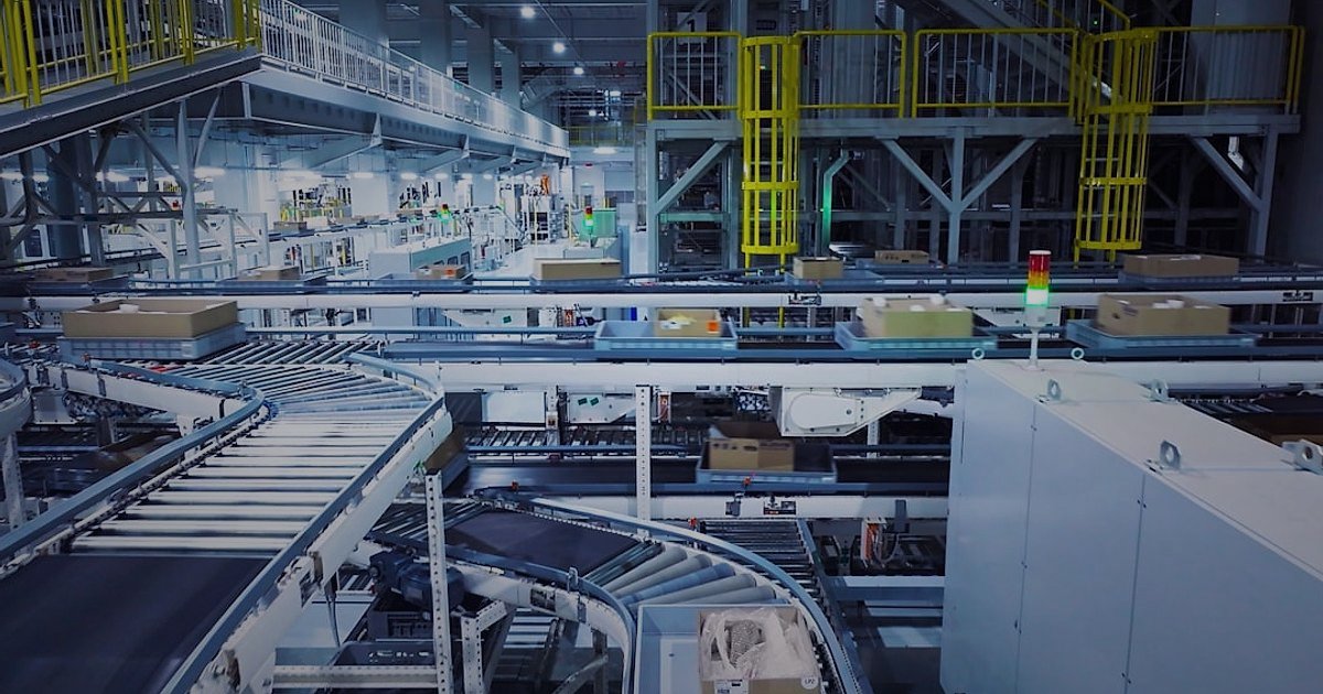 Türkiye Dropshipping Tedarikçileri 2026: Stoksuz Satışta Güvenilir Partnerler - busy shipping company sorting packages on conveyor belt