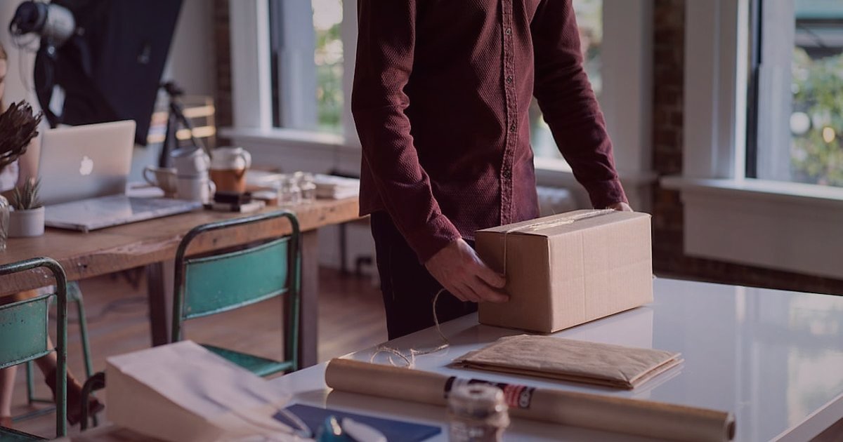 Türkiye Dropshipping Tedarikçileri 2026: Stoksuz Satışta Güvenilir Partnerler - customer service representative handling return package