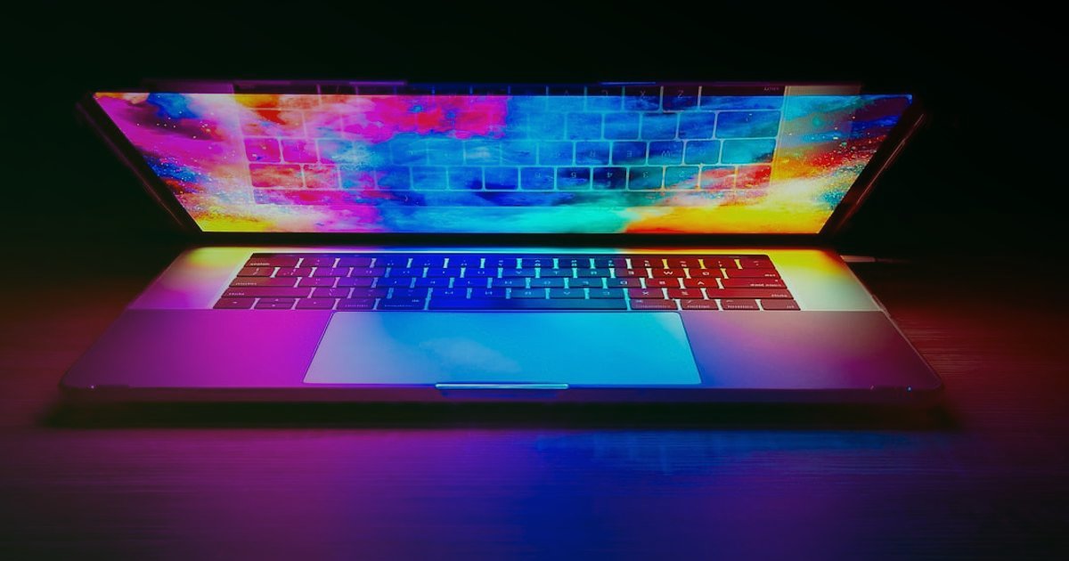 Ücretsiz XML Bayiliği 2026: Dropshipping'de Sıfır Maliyetle Zirveye Çıkın! - digital data stream flowing into laptop screen