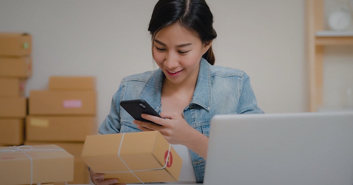 Ücretsiz XML Bayiliği 2026: Dropshipping'de Sıfır Maliyetle Zirveye Çıkın! - person happily organizing virtual product inventory