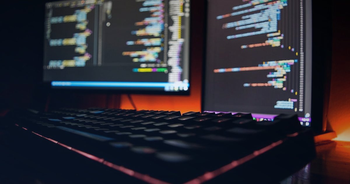 Ücretsiz XML Bayiliği 2026: Dropshipping'de Sıfır Maliyetle Zirveye Çıkın! - code lines scrolling on multiple monitor setup