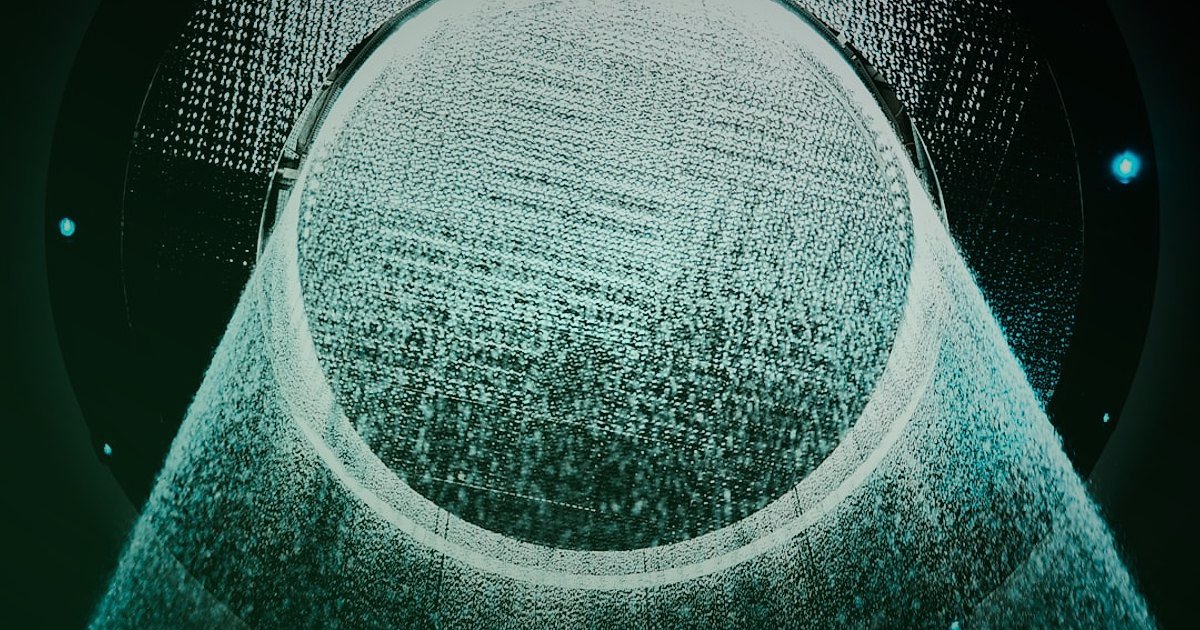 Ücretsiz XML Bayiliği 2026: Dropshipping'de Sıfır Maliyetle Zirveye Çıkın! - futuristic holographic display showing global market trends
