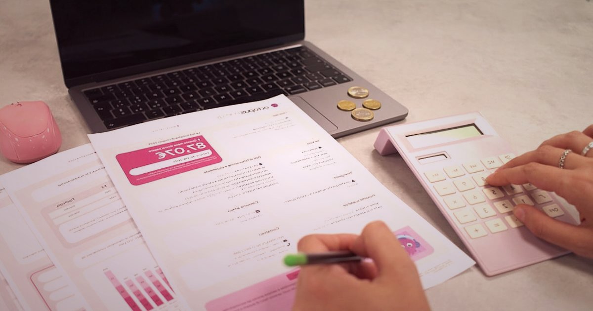 Un, Makarna, Pirinç Satışında Maksimum Kâr: 2026 Fiyatlandırma ve Maliyet Hesaplama Rehberi - woman calculating profit margin on laptop with flour, pasta, rice packages around