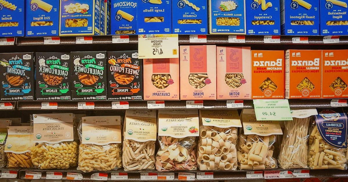 Un, Makarna, Pirinç Satışında Maksimum Kâr: 2026 Fiyatlandırma ve Maliyet Hesaplama Rehberi - digital tablet displaying marketplace commission rates over a pasta aisle