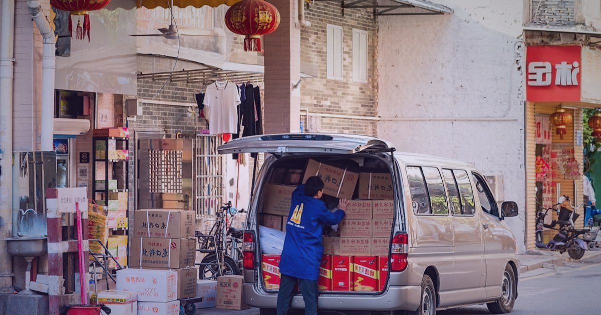 Un, Makarna, Pirinç Satışında Maksimum Kâr: 2026 Fiyatlandırma ve Maliyet Hesaplama Rehberi - delivery driver loading boxes of food products into a van