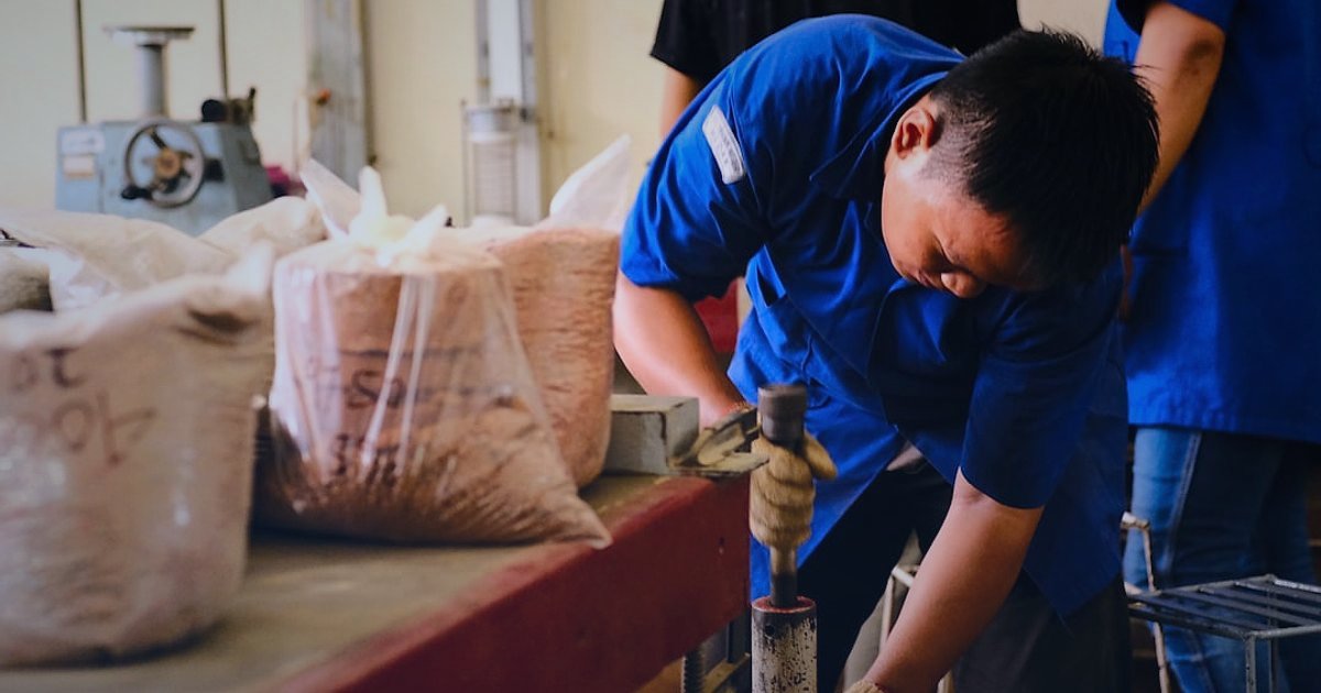 Un, Makarna, Pirinç Satışında Maksimum Kâr: 2026 Fiyatlandırma ve Maliyet Hesaplama Rehberi - ecommerce customer service agent processing a returned package of flour