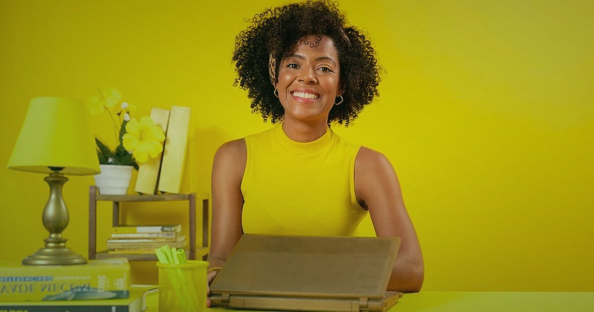 Ürün Paketleme ve Unboxing Deneyimi Tasarımı 2026: E-Ticarette Zirveye Çıkın! - excited woman opening stylish package on table