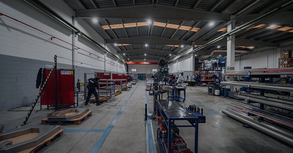 Ürün Paketleme ve Unboxing Deneyimi Tasarımı 2026: E-Ticarette Zirveye Çıkın! - warehouse worker efficiently sealing boxes on an assembly line