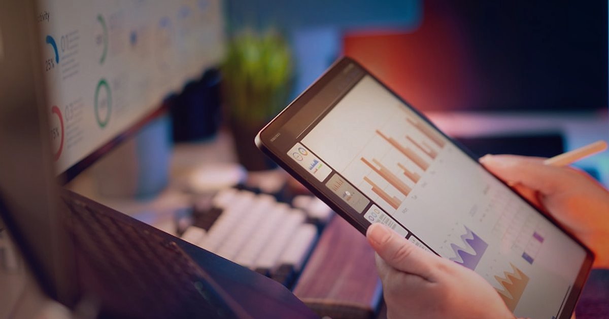 Ürün Paketleme ve Unboxing Deneyimi Tasarımı 2026: E-Ticarette Zirveye Çıkın! - data analyst reviewing customer feedback on unboxing experience metrics