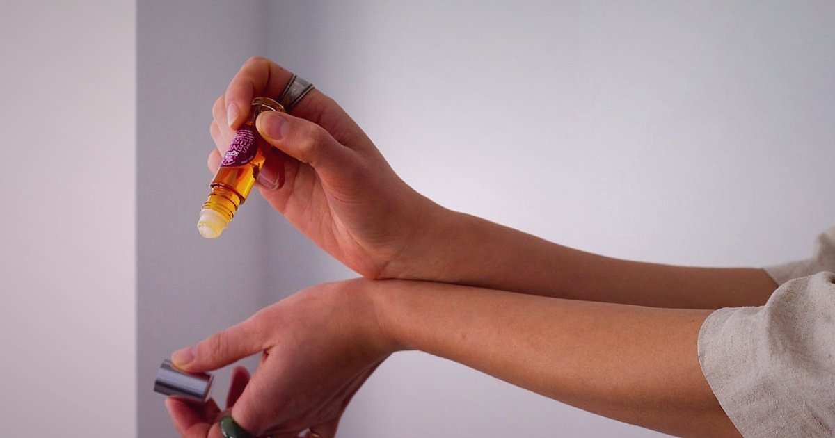 Vitamin & Takviye İadeleri: Müşteri Memnuniyeti ve Kâr Optimizasyonu 2026 - woman holding open vitamin bottle looking at expiration date