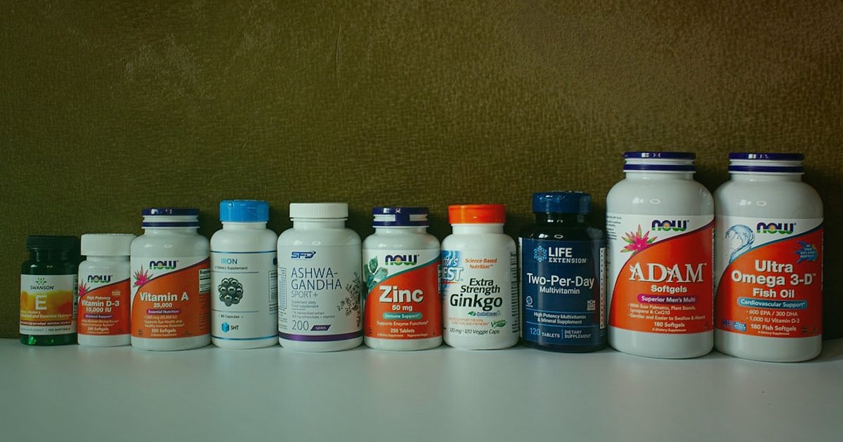 Vitamin & Takviye İadeleri: Müşteri Memnuniyeti ve Kâr Optimizasyonu 2026 - close-up of diverse vitamin and supplement bottles neatly arranged