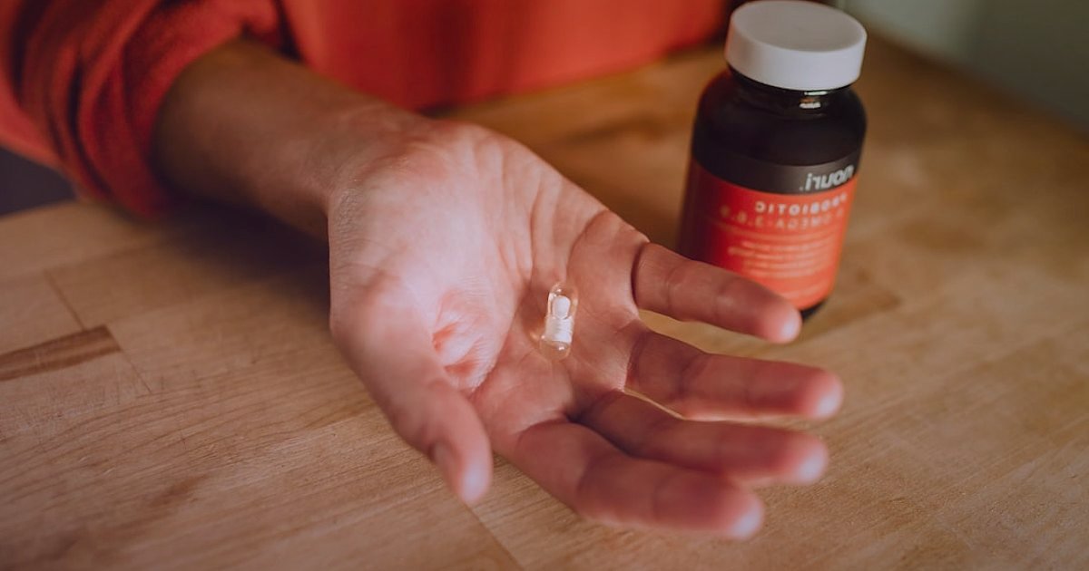 Vitamin & Takviye İadeleri: Müşteri Memnuniyeti ve Kâr Optimizasyonu 2026 - close-up of a hand examining a damaged supplement bottle seal