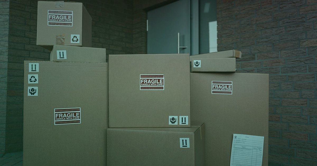 Vitamin & Takviye İadeleri: Müşteri Memnuniyeti ve Kâr Optimizasyonu 2026 - orderly rows of return shipping boxes in a warehouse receiving area