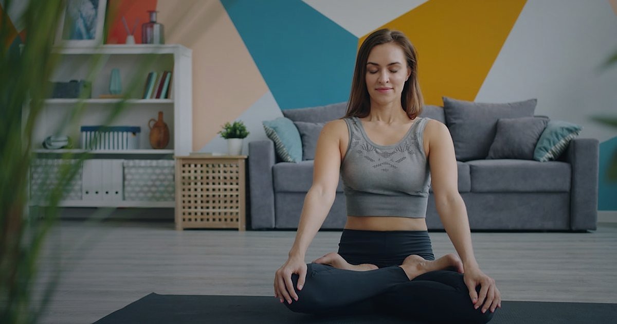 Wellness Dropshipping: 2026'da Masaj Ürünleri Hataları ve Çözümleri - woman meditating yoga mat living room