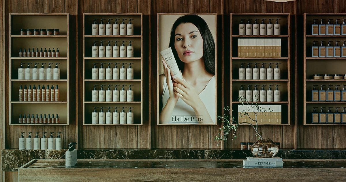 Wellness Dropshipping: 2026'da Masaj Ürünleri Hataları ve Çözümleri - woman choosing essential oil bottles on shelf