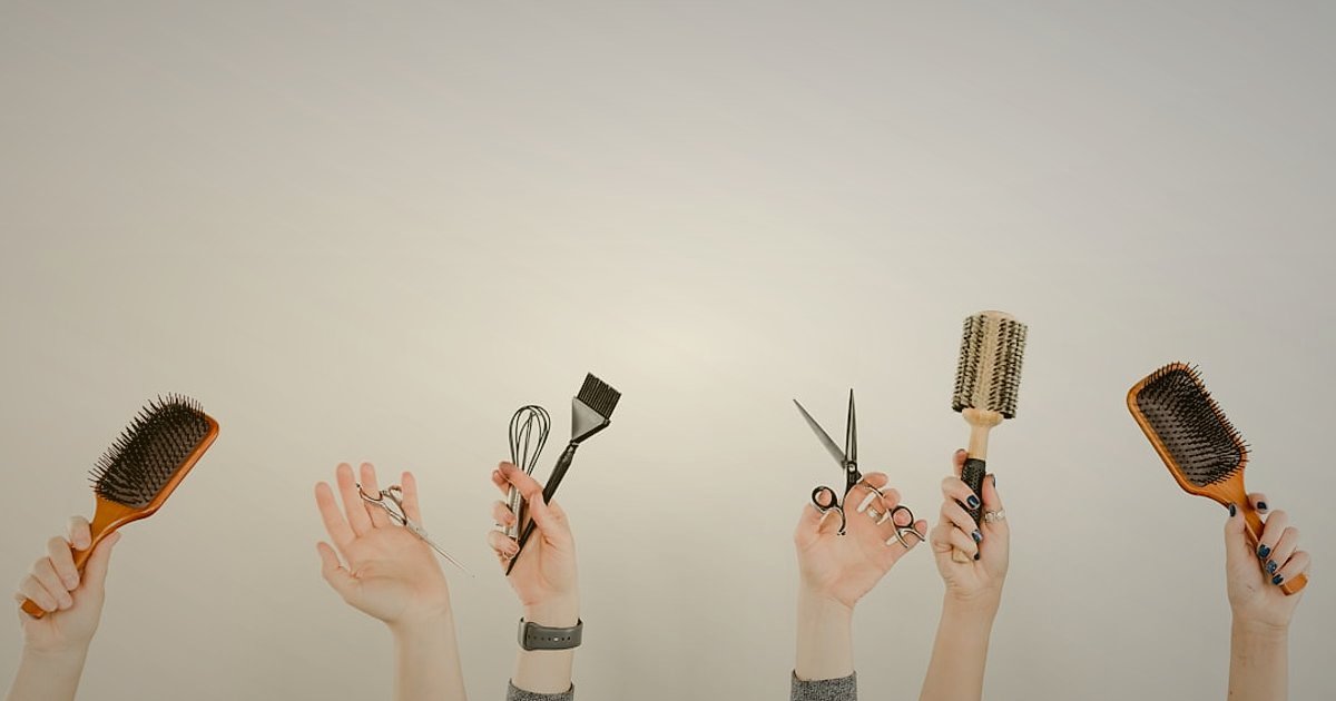 Wellness Dropshipping: 2026'da Masaj Ürünleri Hataları ve Çözümleri - diverse hands holding different massage tools