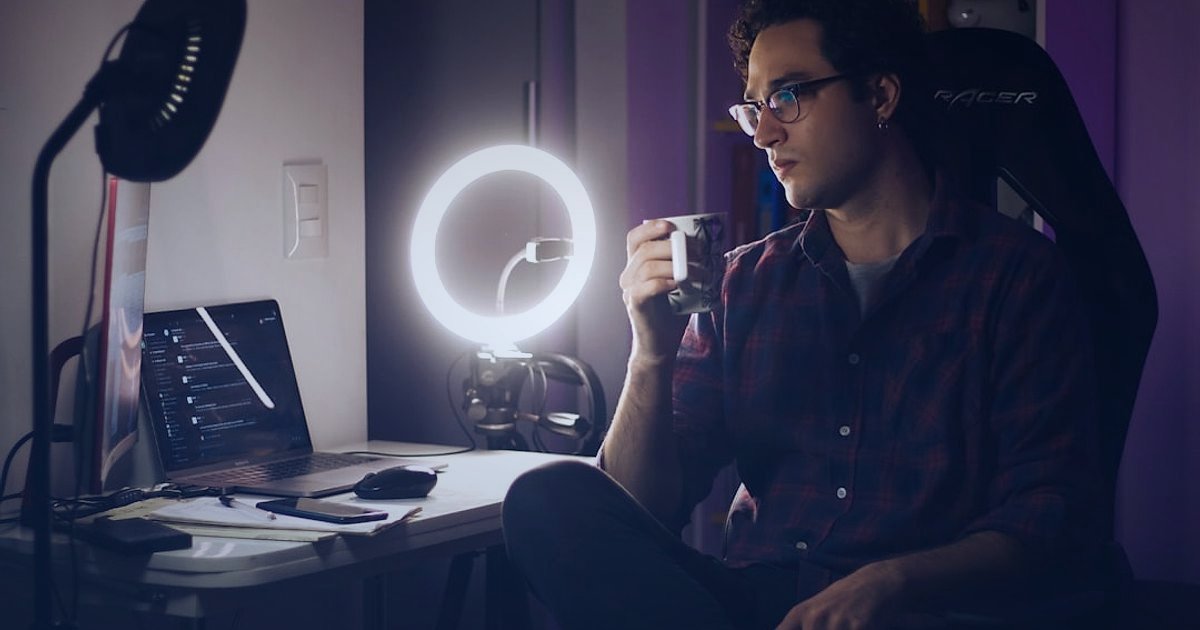 Wellness Dropshipping: 2026'da Masaj Ürünleri Hataları ve Çözümleri - person creating social media content with smartphone and ring light