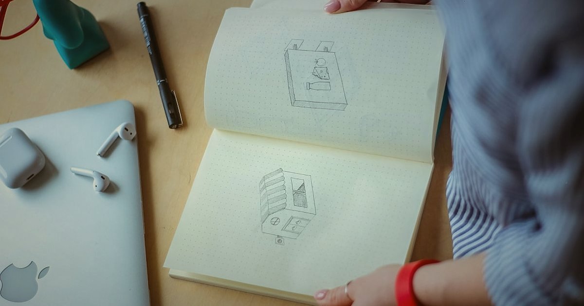 Wellness Dropshipping: 2026'da Masaj Ürünleri Hataları ve Çözümleri - person calculating on a notepad with product images around