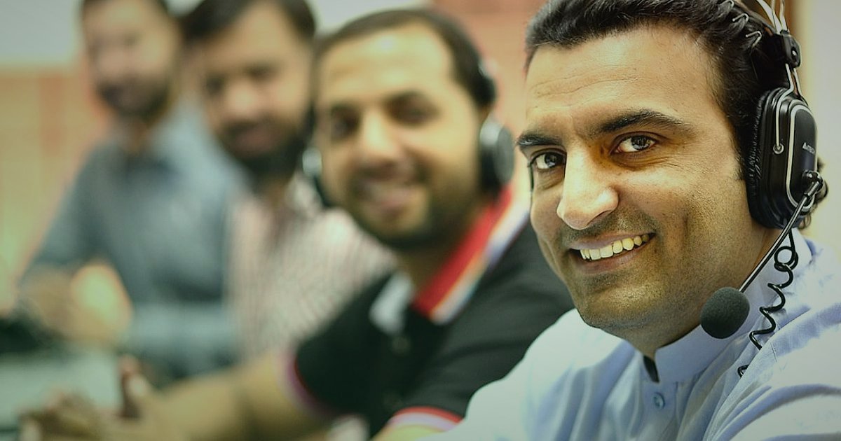 Wellness Dropshipping: 2026'da Masaj Ürünleri Hataları ve Çözümleri - customer service representative talking on headset smiling