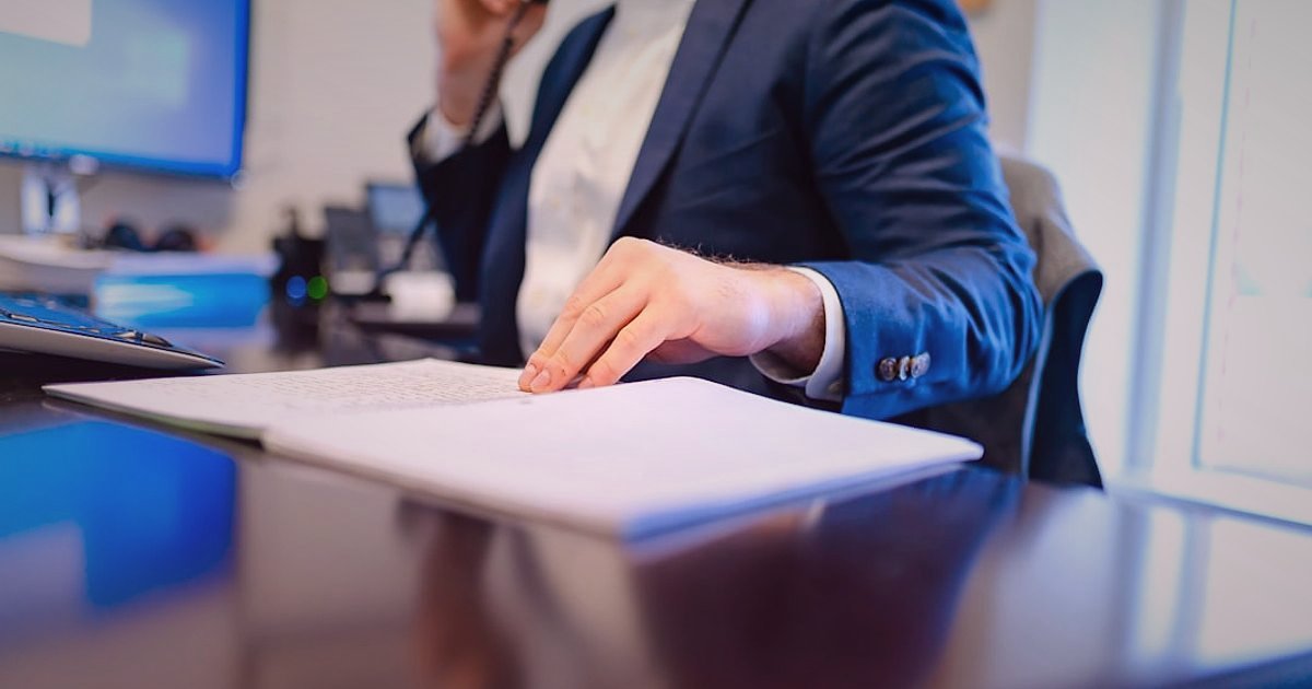 Wellness Dropshipping: 2026'da Masaj Ürünleri Hataları ve Çözümleri - lawyer reviewing contract documents at desk