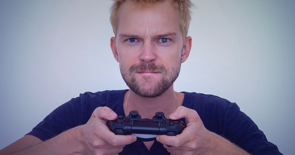 Xbox Satışında Yeni Başlayanların Tuzakları: 2026'da Kaçınılması Gereken 5 Hata - gamer holding xbox controller looking confused