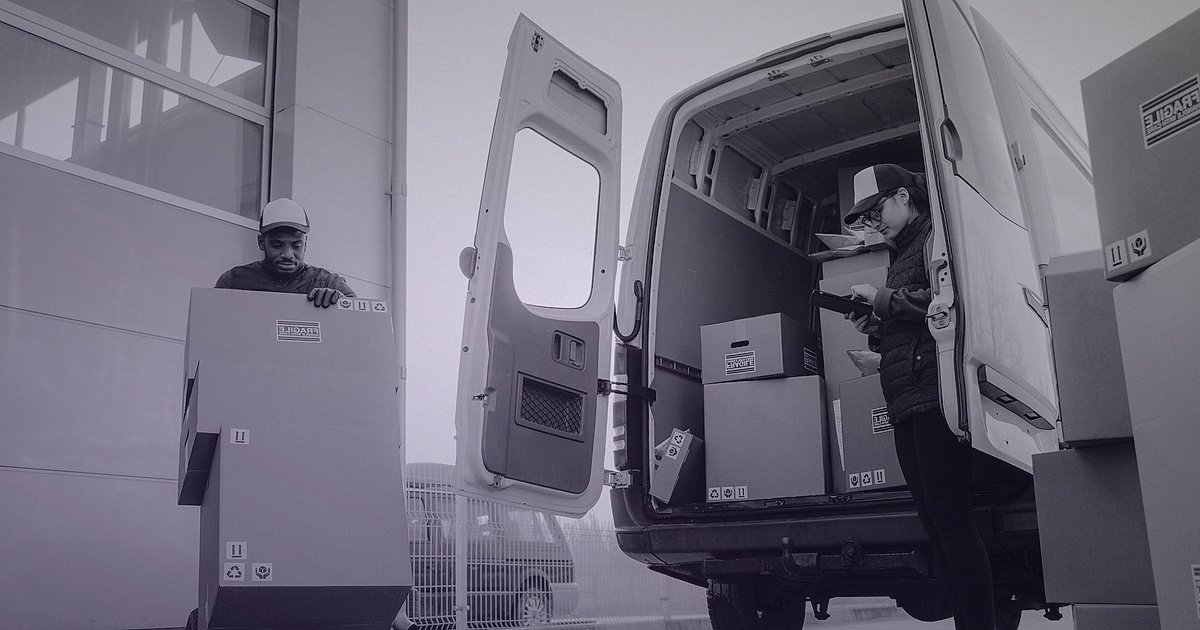 XML Bayilik Nedir? 2026'da Dropshipping'te Başarıya Ulaşmanın Sırları - delivery truck loading dock packages sunrise