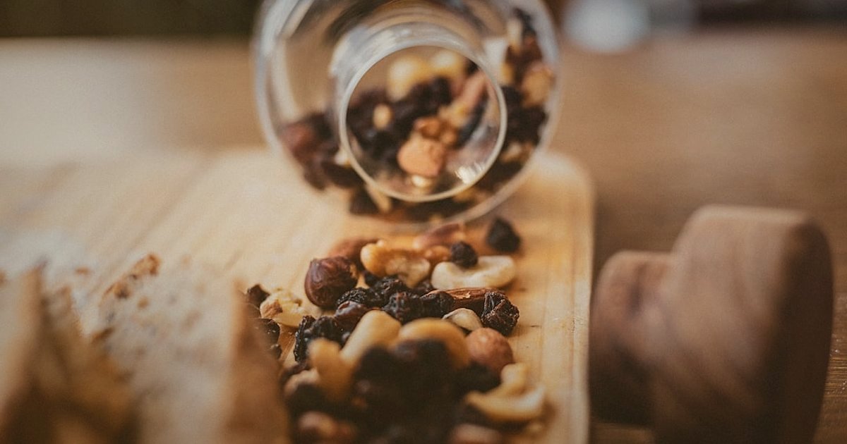 Yağ, Sos ve Baharat Pazarında 2026'da Hangi Pazaryeri Kazandırır? Komisyonlar ve Rekabet Analizi - Close-up of various spices in small glass jars on a wooden table