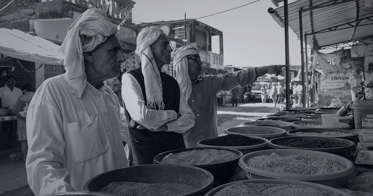 Yağ, Sos ve Baharat Pazarında 2026'da Hangi Pazaryeri Kazandırır? Komisyonlar ve Rekabet Analizi - Overhead view of a busy marketplace stall filled with various spices and dried herbs