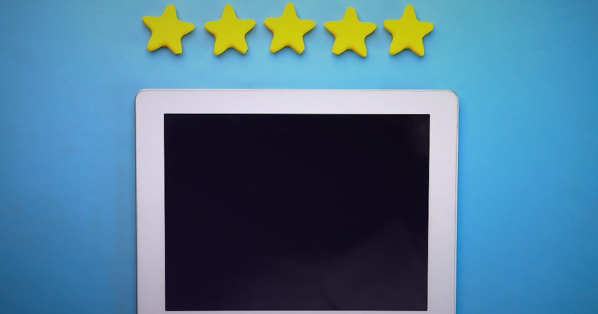 Yağ, Sos ve Baharat Pazarında 2026'da Hangi Pazaryeri Kazandırır? Komisyonlar ve Rekabet Analizi - Customer leaving a positive review on a tablet screen in a kitchen setting