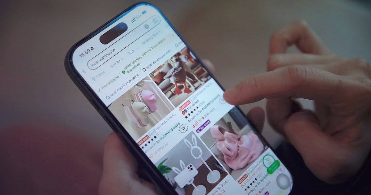 Yağ, Sos ve Baharat Pazarında 2026'da Hangi Pazaryeri Kazandırır? Komisyonlar ve Rekabet Analizi - A person comparing prices on different e-commerce apps on a smartphone