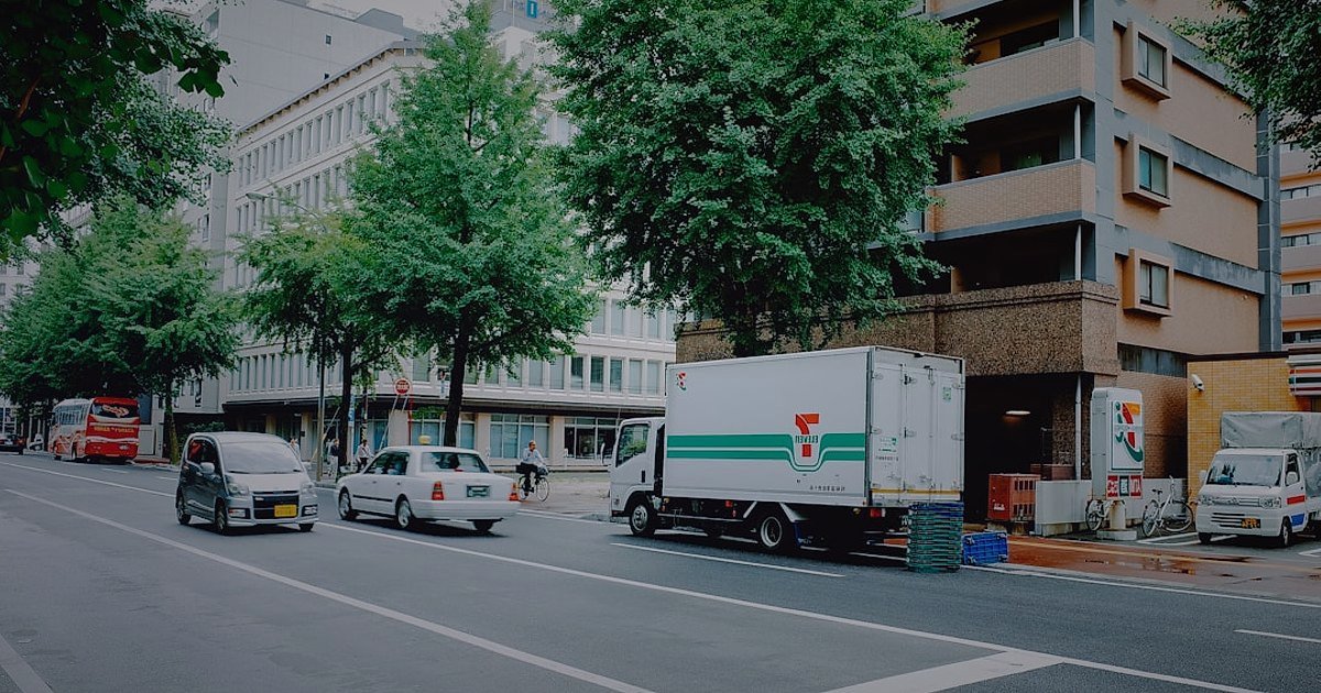 Yeşil Lojistik ve Sürdürülebilir E-Ticaret: 2026'da Geleceğe Yatırım - electric delivery van driving through a green city street