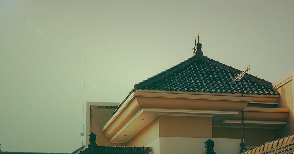 Yeşil Lojistik ve Sürdürülebilir E-Ticaret: 2026'da Geleceğe Yatırım - drone delivering package to a modern house rooftop