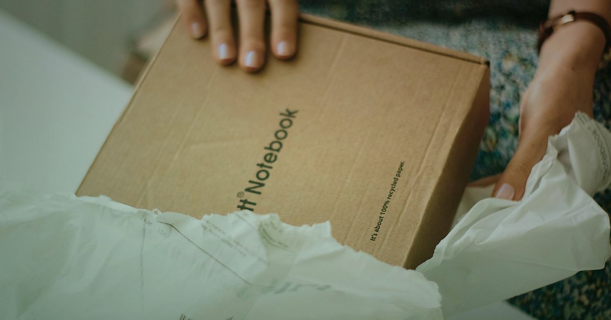 Yeşil Lojistik ve Sürdürülebilir E-Ticaret: 2026'da Geleceğe Yatırım - person carefully packing eco-friendly product in recycled cardboard box