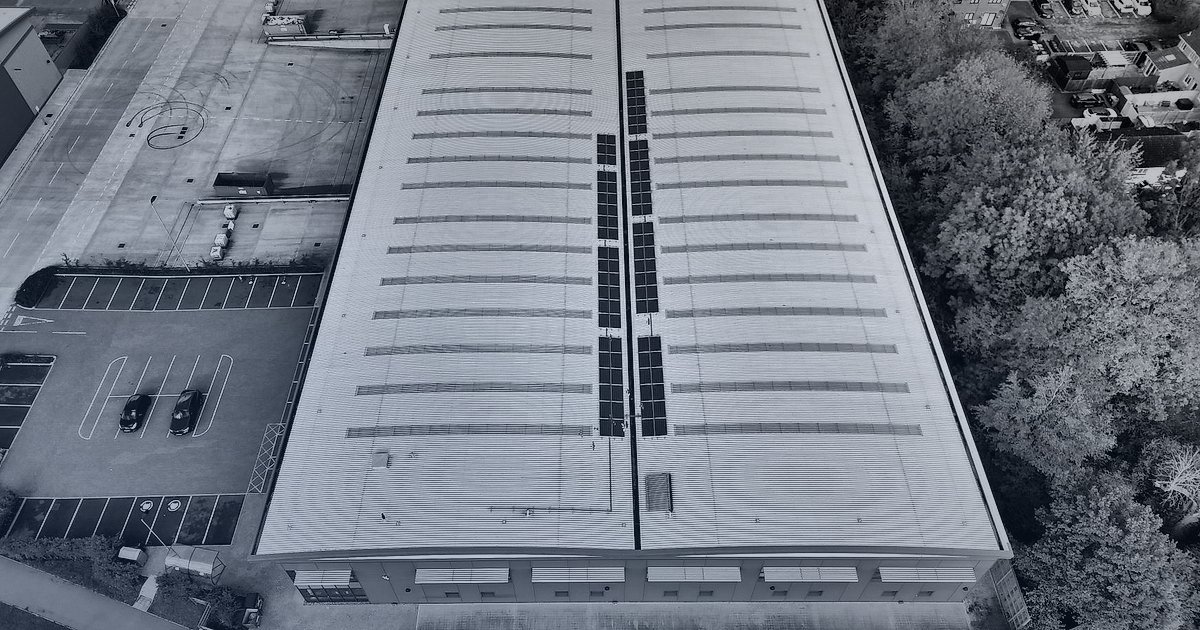 Yeşil Lojistik ve Sürdürülebilir E-Ticaret: 2026'da Geleceğe Yatırım - modern warehouse interior with solar panels on the roof